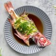 蒸魚（兩旁有薑蔥點綴）