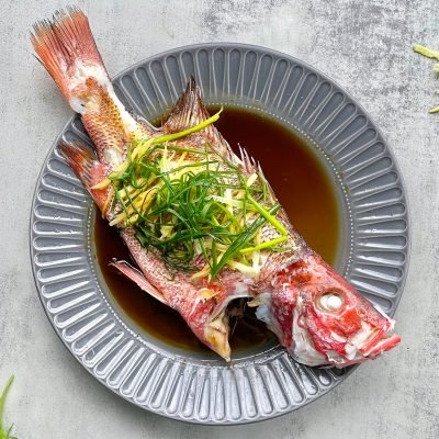 蒸魚（兩旁有薑蔥點綴）